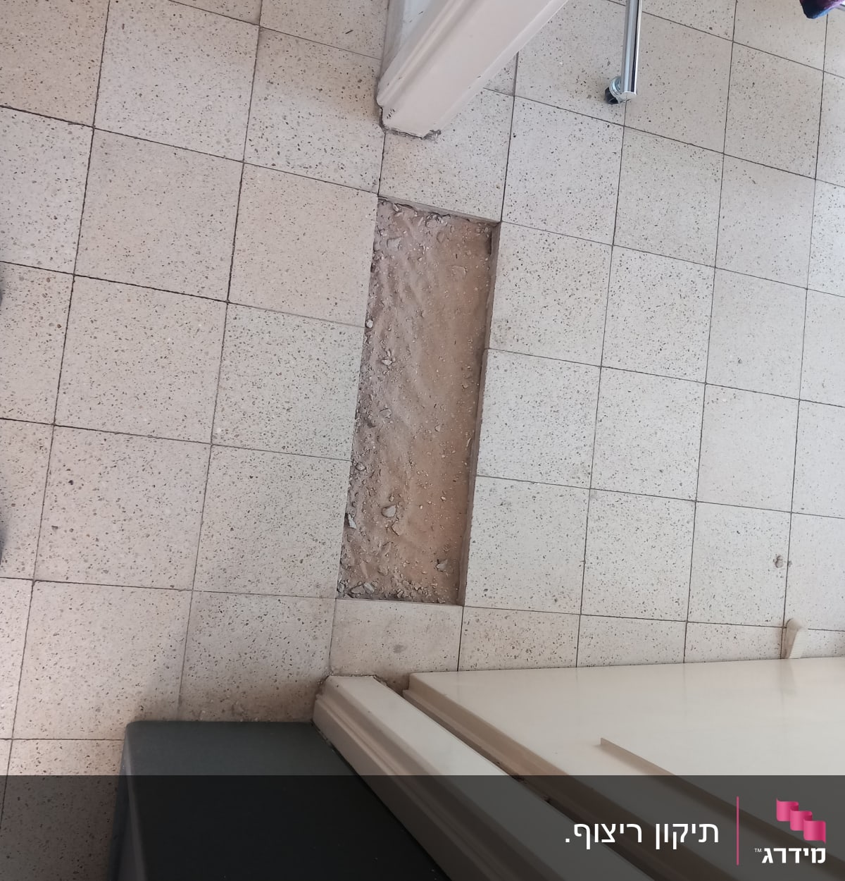 רצפה עם אריחים חסרים בתהליך שיפוץ